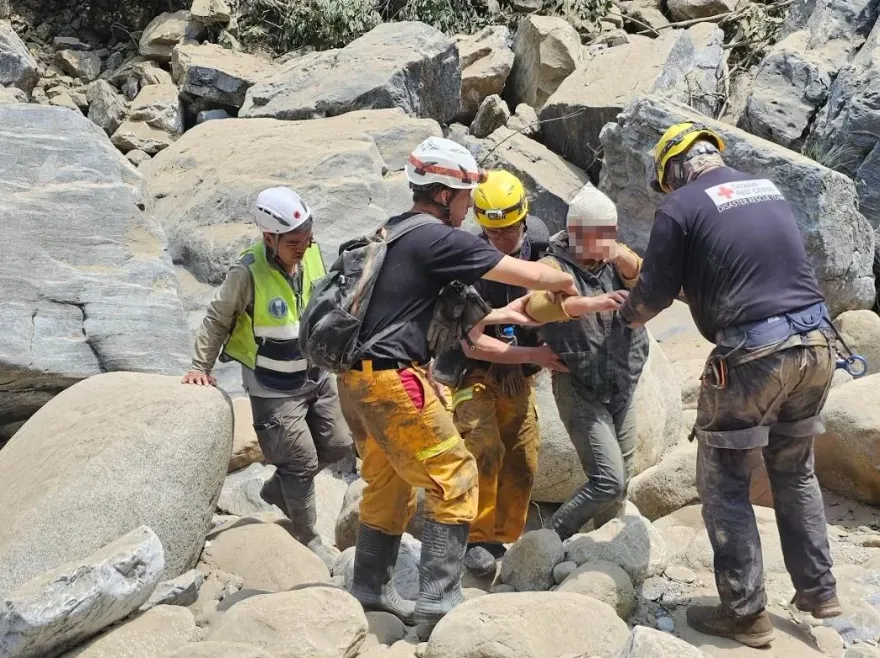 7.2強震撼全台/婦遭砂卡礑落石擊中頭部　搜救隊跋山涉水4小時救援