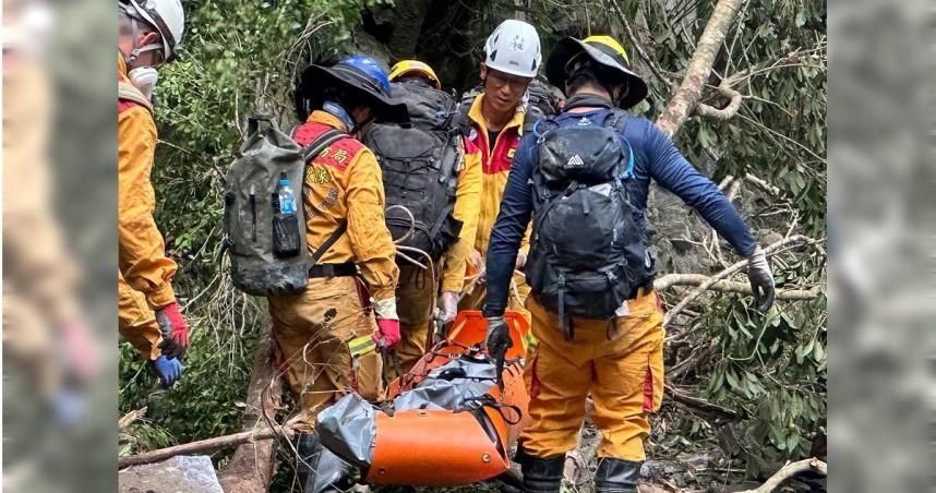 快訊/砂卡礑步尋獲21歲胡女遺體　搜救人員協力運抵殯儀館相驗