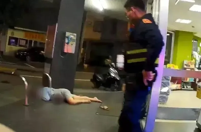 桃園女凌晨爛醉「倒臥超商外騎樓」！警引導座椅休息...離去又跌落稻田