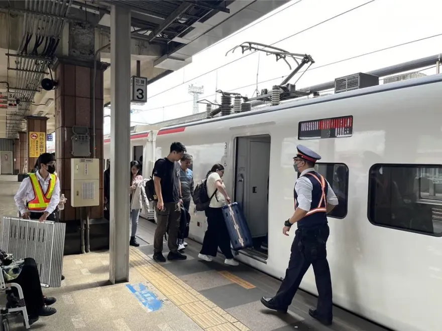 母親節到來！台鐵加開10列車這天搶票　高鐵也同步開賣「5折孝親列車」