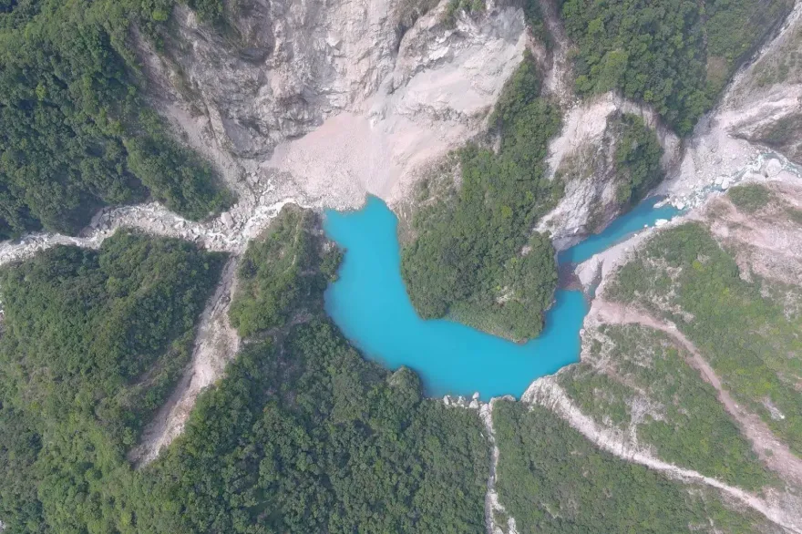 跟226個泳池一樣大！花蓮強震木瓜溪上游形成堰塞湖　超震撼空拍照曝