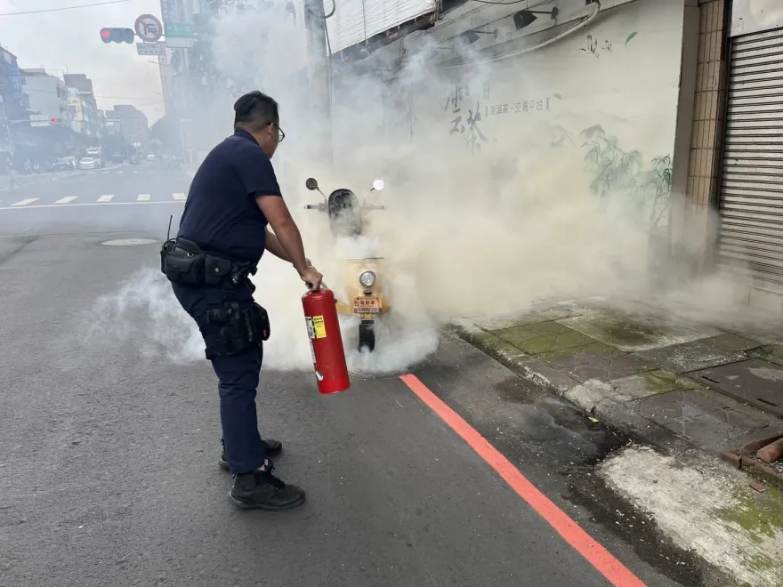 影/電動機車行進間座墊自己燒起來！新北警變身打火弟兄撲滅