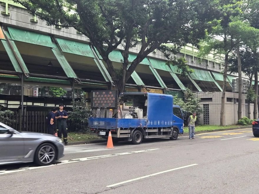 快訊/北市大安區「標線工程車突起火」　1男腿燙傷送醫