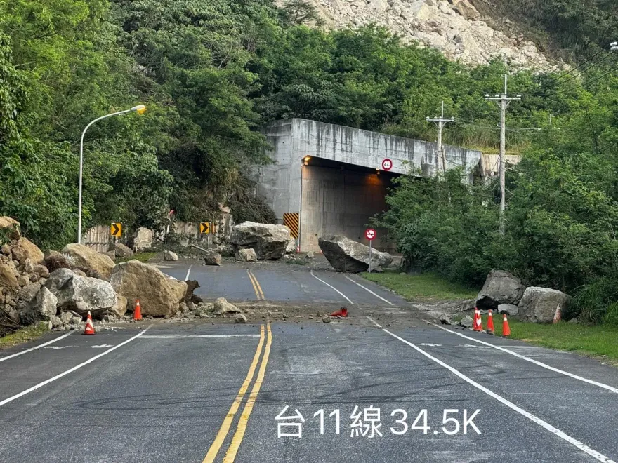 快訊/地震搖鬆土石！花蓮台11線「落石崩」道路封閉　現場畫面曝光