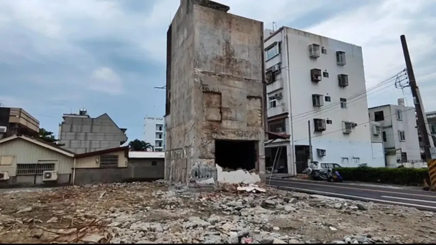 影/北濱街倒掉早餐店旁房屋中午外牆崩塌　住戶：還好早已撤走