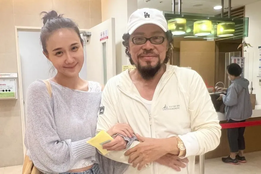 72歲張菲近況曝光！何妤玟巧遇勾手閒聊　驚嘆：體格壯碩