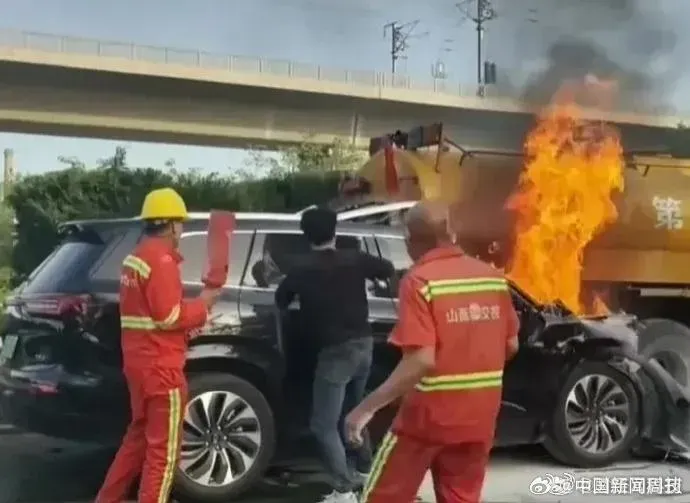 影/華為問界M7電動車撞上灑水車　疑「車門打不開」釀3死登陸網熱搜