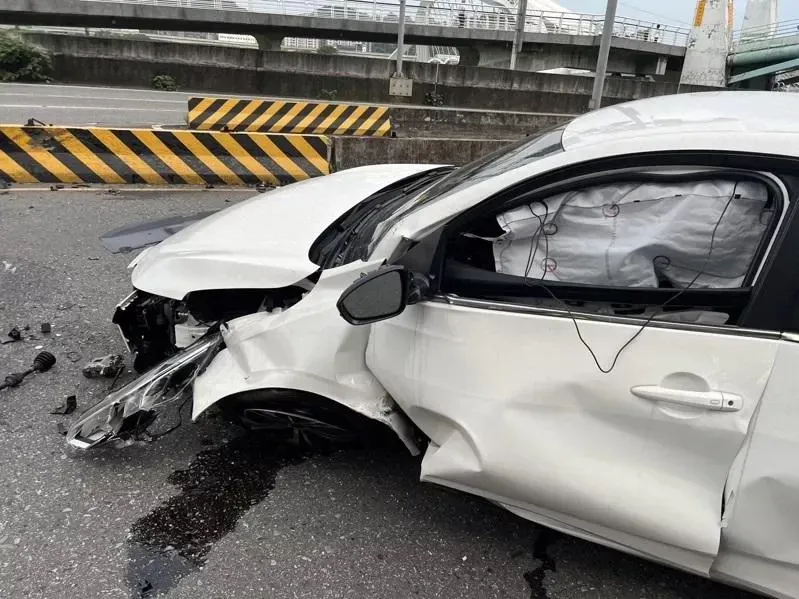 這下快變報廢車！新店男前往保養開到一半恍神撞分隔島「車頭嚴重損毀」