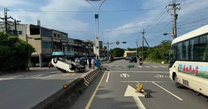 淡水嚴重烏龜翻車禍！5人同車出遊駕駛恍神　撞斷號誌桿遭求償