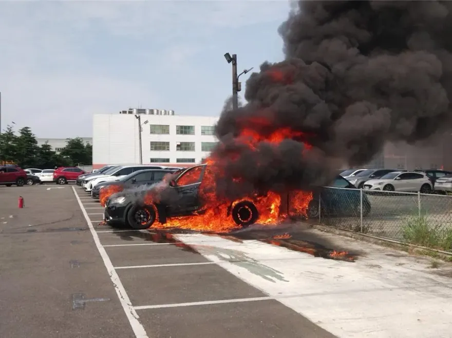 快訊/廣達員工停車場大火！BMW休旅車才停好突竄煙陷火海　鄰車衰被燒