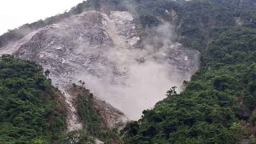 影/15:45地牛翻身！清水大山直擊駭人走山　土石伴煙塵滾落民眾尖叫