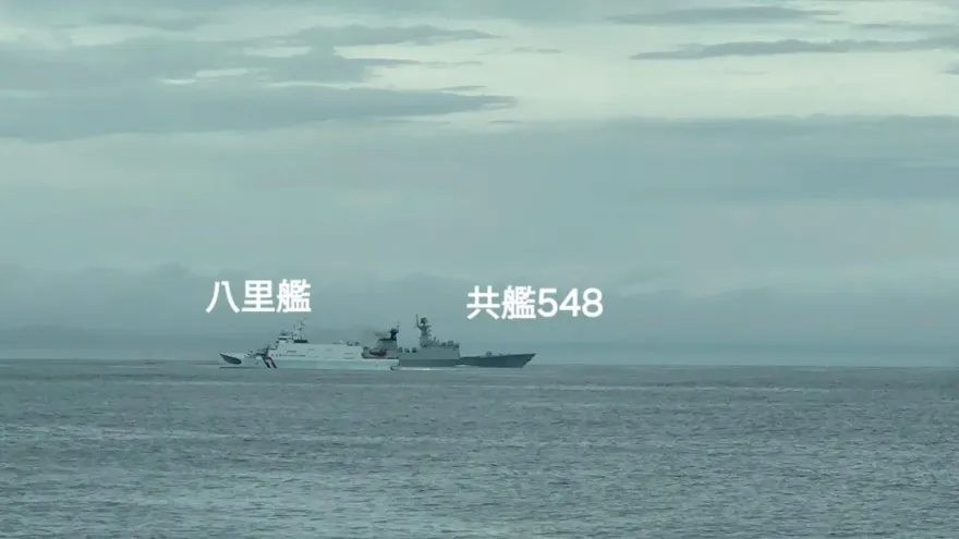 兩岸軍艦對峙最靠近僅45公尺　雙方官兵甲板互相叫囂