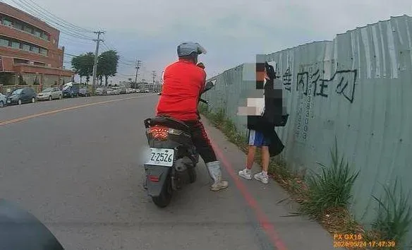 高雄詭異「紅衣阿北」出沒注意！攔國小生扯包包　被路人阻止回「沒事」急逃