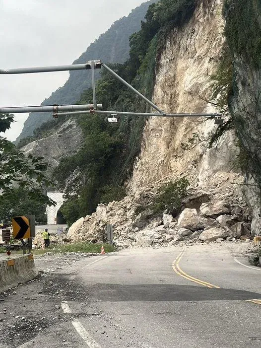 影/花蓮台9線崇德隧道北端落石坍方　無法通行