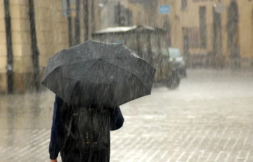 快訊/雨彈南移！大雷雨襲「5縣市」　慎防9級以上強陣風