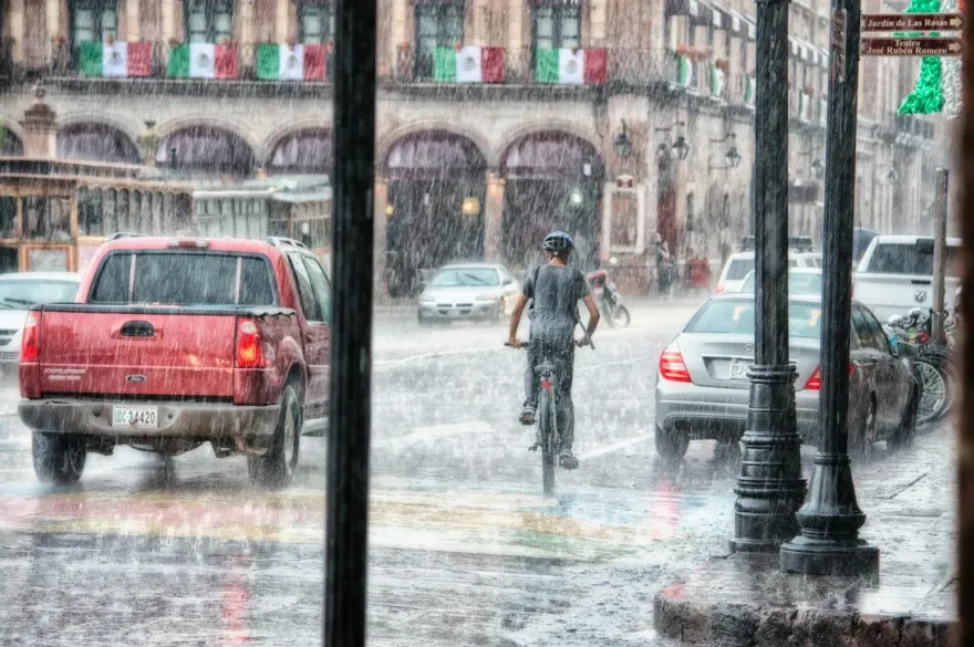 快訊/「5縣市」大雨特報！雨彈一路炸到明天　慎防雷擊、強陣風