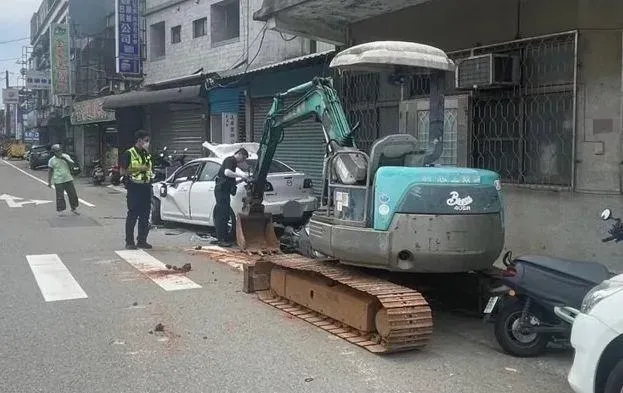 影/怪手砸車畫面曝！桃園醉男跟妻吵架「報廢」自己的車