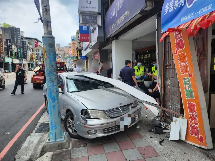 快訊/板橋驚悚三寶！　阿北車開一半突穿越防撞桿「逆向衝撞店面」