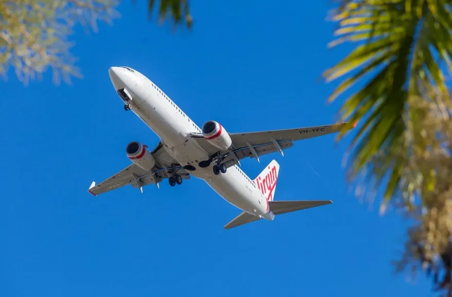 影/維珍澳洲航空波音737起飛疑遭鳥擊緊急迫降　多名民眾目擊半空中引擎起火