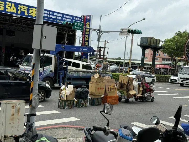 在地火車！拾荒嬤「拖5籃戰利品」穿梭車陣　網罵：移動神主牌、太危險了