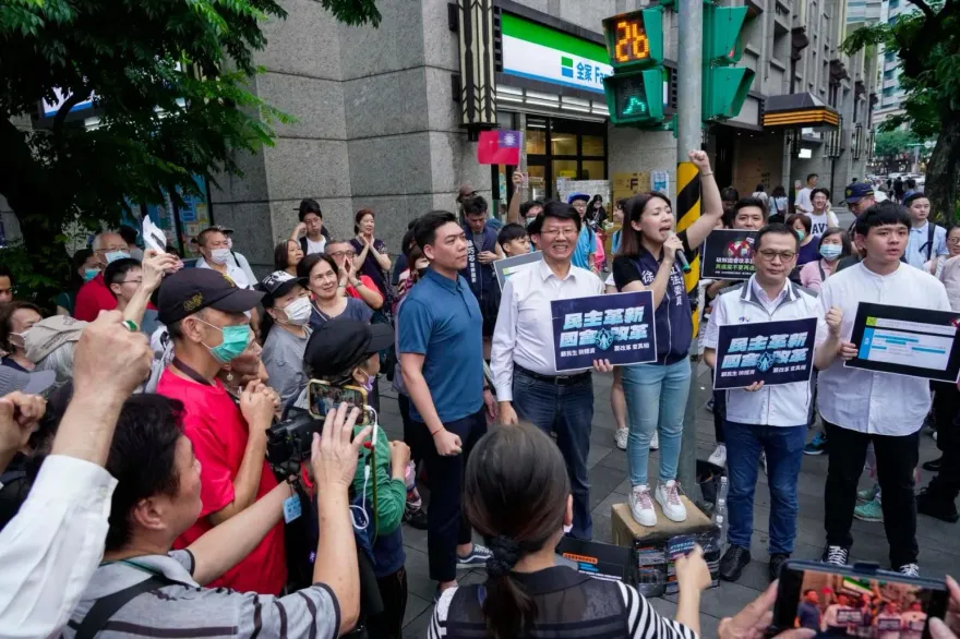 超越青鳥！國民黨北市永春市場首場街講擠到水洩不通　徐巧芯嗨喊：手忙腳亂了