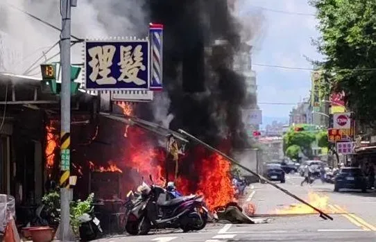 快訊/三重麵店氣爆起火！疑機車勾到瓦斯管線燒起來　1男1女送醫