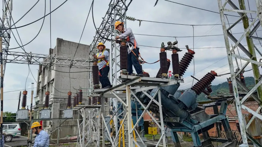 快訊/2萬戶受影響！桃園大規模停電…民眾摸黑拿手電筒作帳　台電曝雷擊釀禍