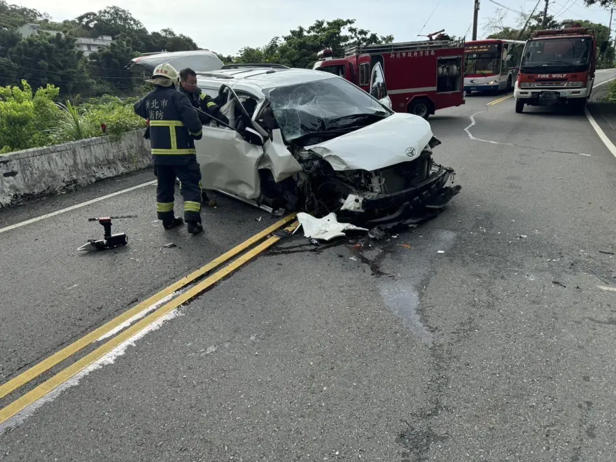 快訊/新北重大車禍！休旅車駕駛自撞車頭炸開　6名乘客傷勢曝光