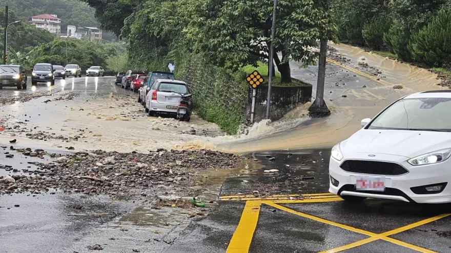 雙北暴雨狂灌！新店路面土石泥流阻交通　溪水暴漲畫面曝