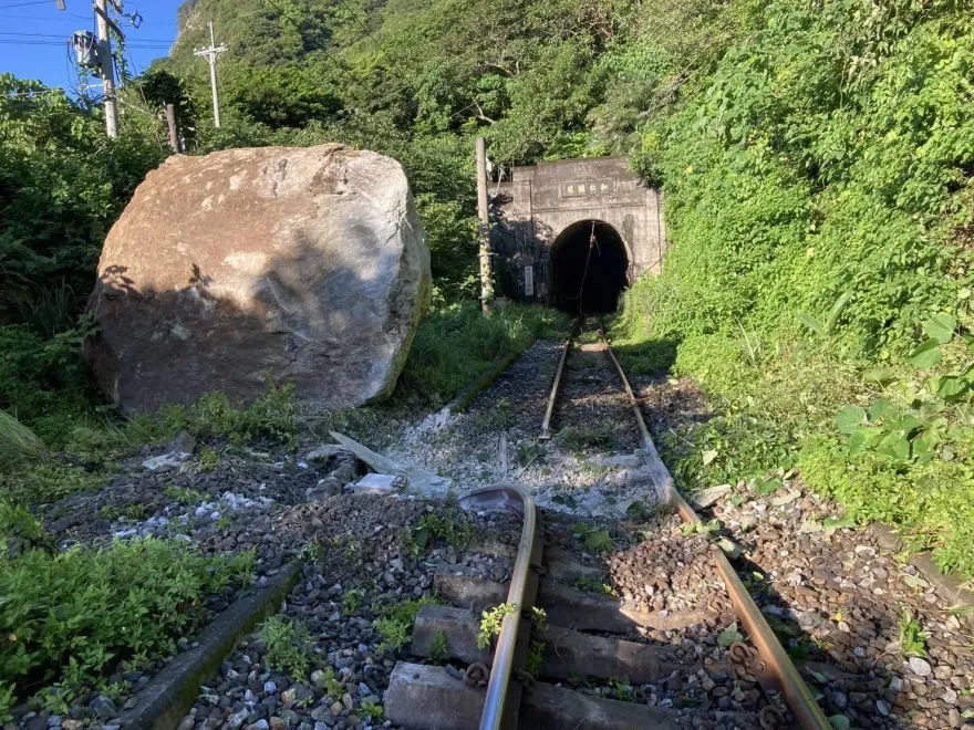 台鐵和仁隧道天降巨石砸壞鋼軌、電車線　估7/5搶通東正線雙線通車