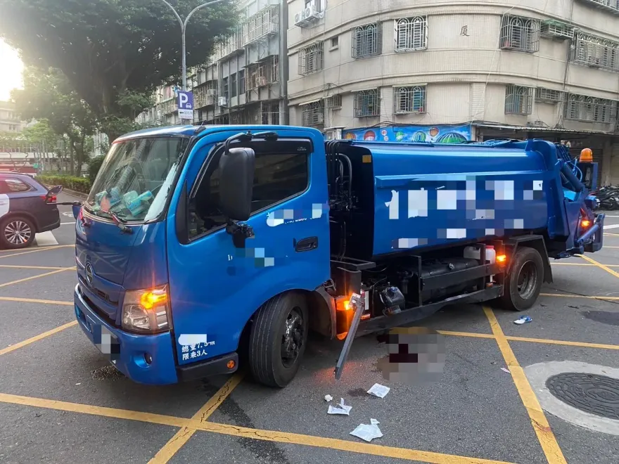 快訊/三重民營垃圾車迴轉沒打方向燈　7旬翁騎士來不及閃撞上「小腿骨折」