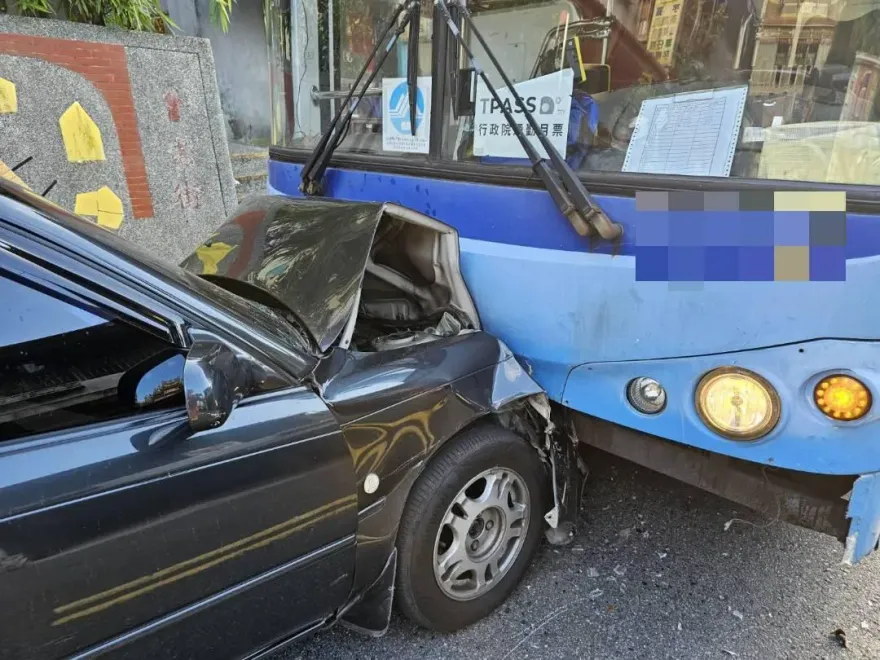 快訊/新北瑞芳爆重大車禍！轎車逆向行駛自撞公車　現場傷亡畫面曝