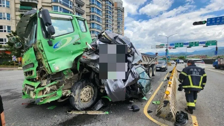 影/閻王拒收！新店環河路小車遭砂石車擠成廢鐵　男自己爬出來