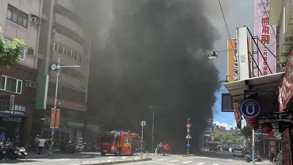 快訊/重大火警！板橋篤行路4店面狂竄黑煙、12機車燒光