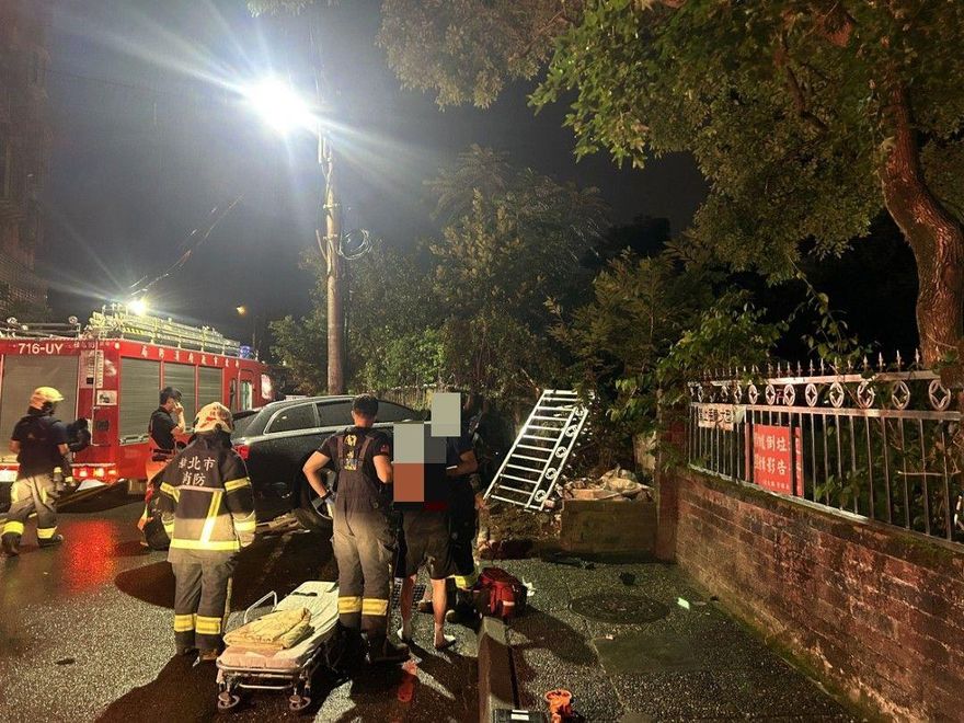 影/汐止暗夜車禍！男精神不濟高速自撞　「零件噴飛」害女騎士摔車