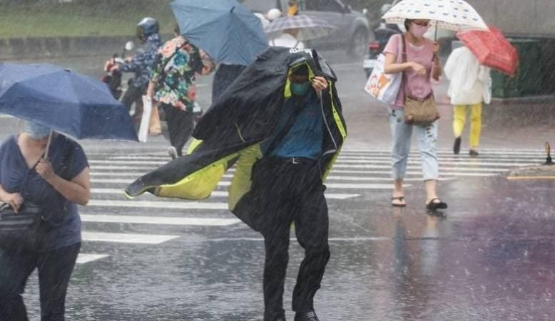 全台劇烈變天！15縣市大雨特報　鋒面豪雨狂炸西半部