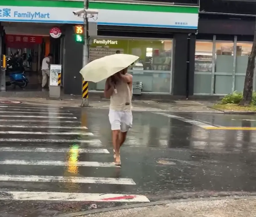 快訊/強颱凱米來敲門！北花蓮首當其衝　和平村風雨大、路人東倒西歪