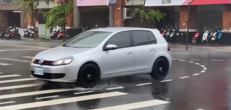 影/宜蘭風強雨驟！網友曝凱米「一可怕之處」：若走西北颱路徑就慘了