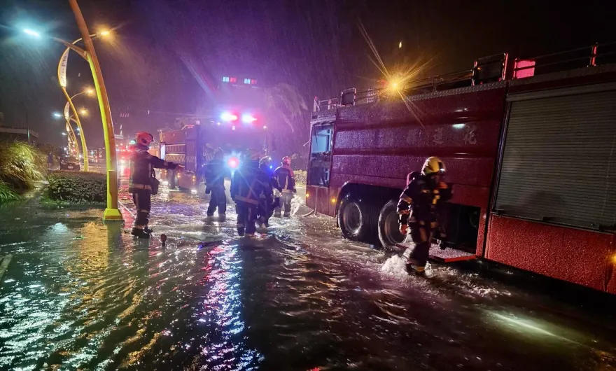 快訊/花蓮吉安汽車材料行暗夜火警　道路變小河消防人員涉水搶救