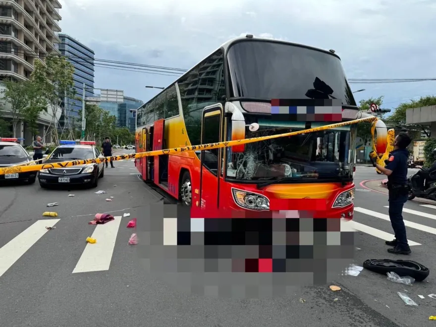 快訊/板橋死亡車禍！8旬嬤騎車遭「闖紅燈遊覽車」撞飛　重傷送醫不治