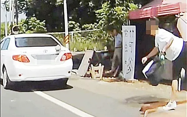 拚金牌投手？桃園男抓狂持石狂砸車…嚇壞路人　恐怖畫面曝光