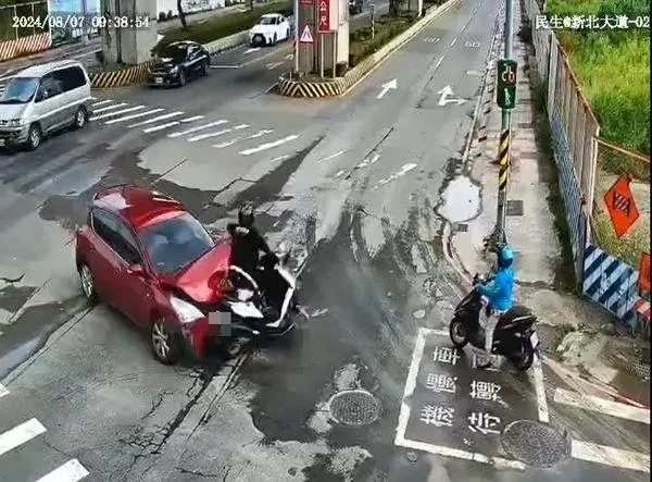 影/汽車違規左轉釀禍！騎士遭撞「噴5圈」重摔地　頭骨碎裂送醫不治