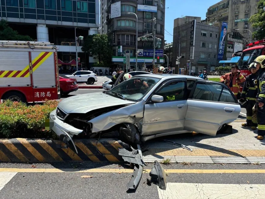 快訊/撞到輪子都不見！板橋大叔開車「吞」掉分隔島　驚悚畫面曝