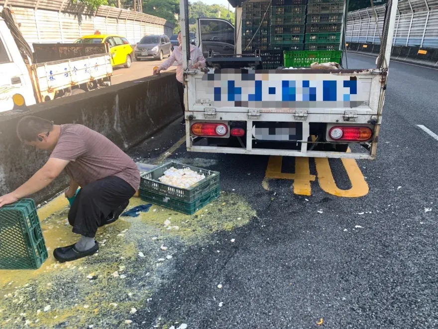 新北貨車「雞蛋撒落一地」蛋液流到對向　騎士滑倒送醫