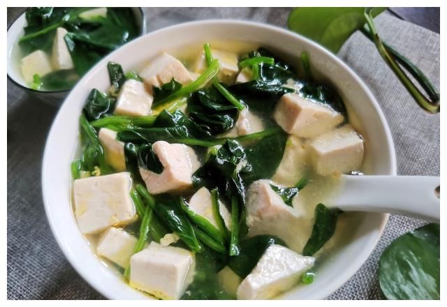 菠菜豆腐湯「草酸＋鈣」容易結石？醫曝真相：完全相反