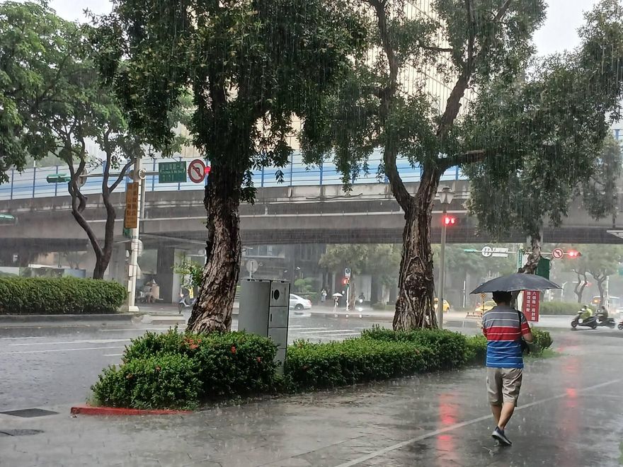 梅雨鋒面抵門口了！全台連3天轟炸雨彈　明影響最劇烈