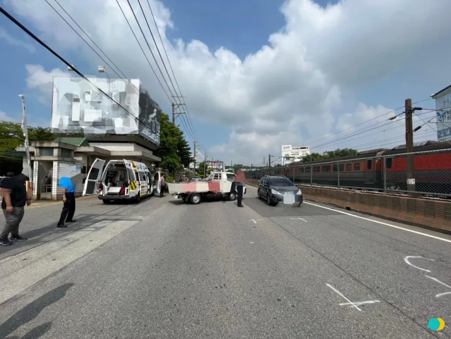 快訊/新北嚴重車禍！無照騎士猛撞貨車脾臟爆血　後座女摔斷腿送醫