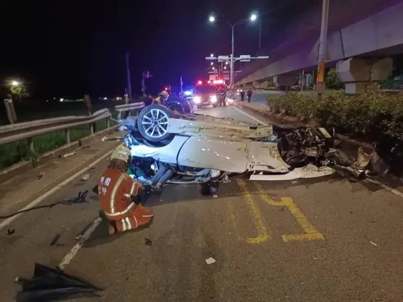 深夜耍帥狂飆出事！白色雙人座跑車失控撞分隔島翻覆　車毀駕駛「雙腳露出」