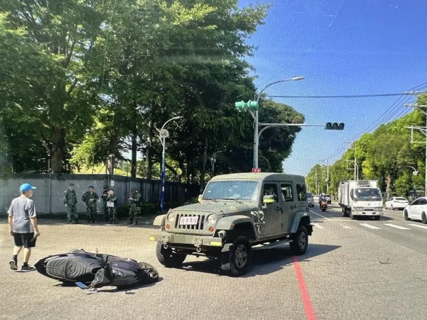 快訊/面臨百萬賠償？「輕型戰術輪車」猛撞機車「輪壓險卡死」　軍方這樣說