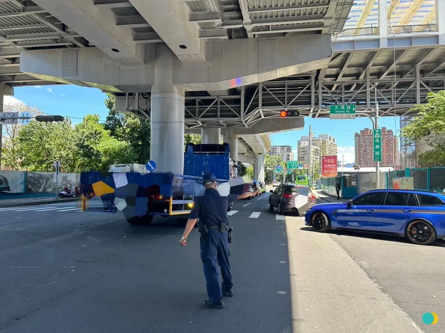 快訊/三峽機車雙載「閃客運擦撞大貨車倒地」！後座7旬翁慘被輾斃